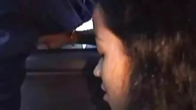 Adele Siemens được sexy trong khi cởi xes hihi quần áo