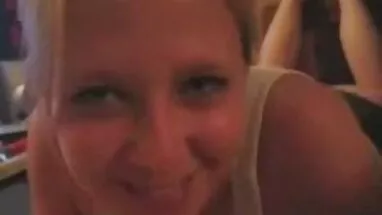 Cô gái mời bạn sext hihi bè để giúp với bạn trai của cô