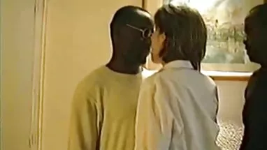 Nhỏ dễ thương điếm mất nó từ phía sex hihinet sau khi đang hút dương vật khác