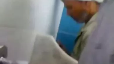 Mắt là rất séc hihi quan trọng với cô ấy trong khi chơi.